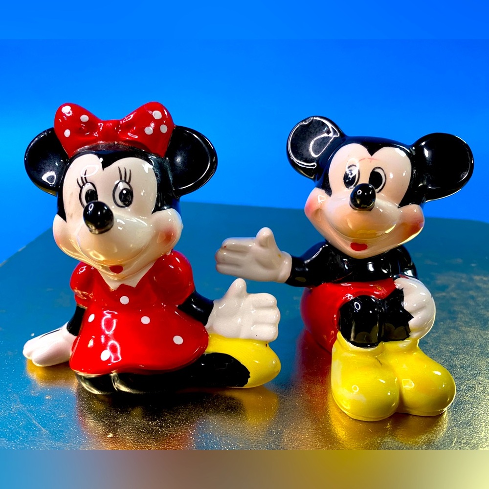 Walt Disney Mickey and Minnie Mouse VTG Hand Painted Salt & Pepper Figurine Set
